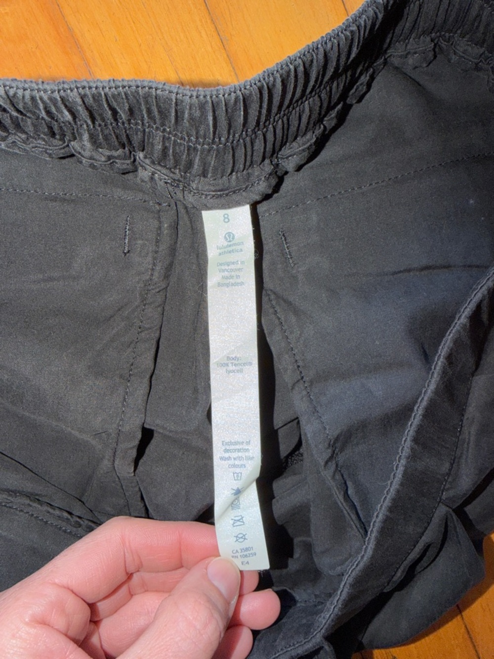 lululemon athletica Black Women's dress shorts with Side Pockets & pleating // 8 - Picture 4 of 5
